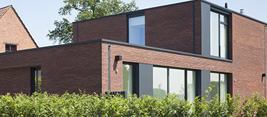 Moderne woning met grote ramen